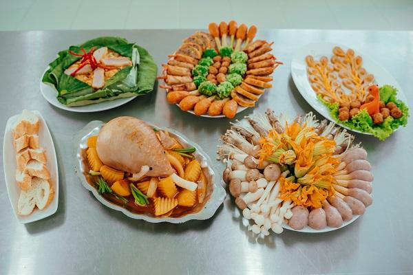 Bàn tiệc hấp dẫn với đầy đủ các món ăn ngon được chế biến từ các loại chả cá viên đến từ PHAM NGHIA FOOD