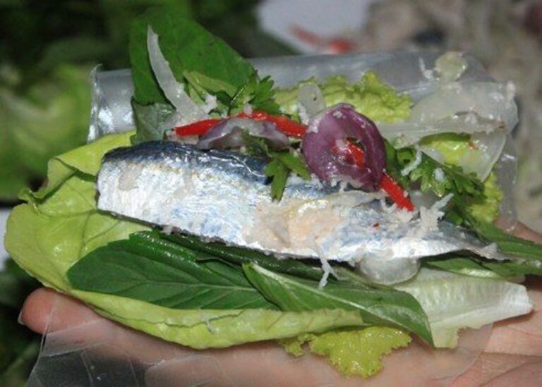món gỏi cá trích sóng tại Việt Nam