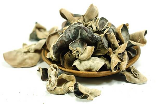Mộc Nhĩ là tên gọi phổ thông, tên gọi khác là nấm tai mèo – Tên, hình ảnh các loại nấm thông dụng ăn được, nấm độc ở Việt Nam