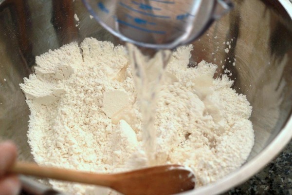 Cách làm bánh bao chiên tại nhà - trộn men và đường với 100ml nước ấm