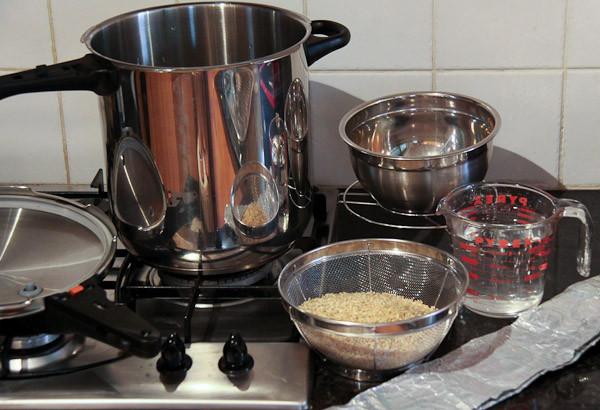 Nấu gạo lứt trực tiếp với nước bằng nồi áp suất - Gạo lứt