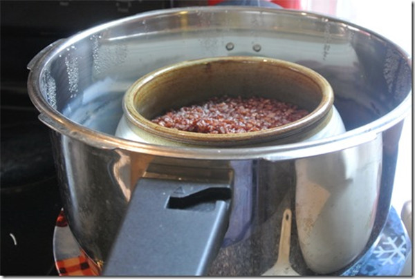Nấu gạo lứt bằng phương pháp chưng cách thủy - cách nấu gạo lứt trong nồi áp suất