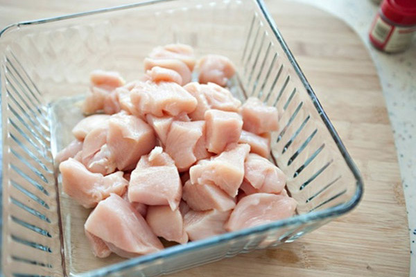 Thịt gà thái hạt lựu hoặc cắt thành các kích cỡ nhỏ hơn theo ý thích của bạn