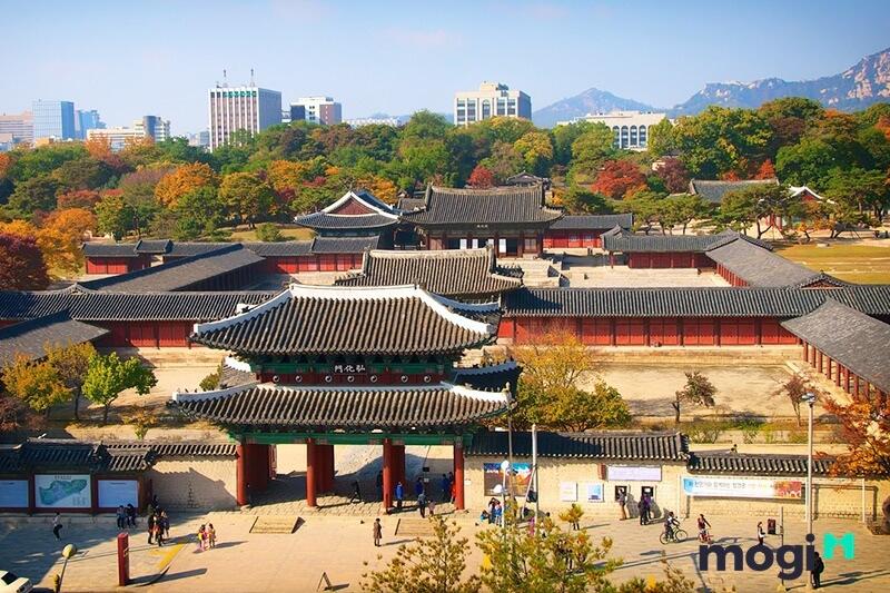 Changdeokgung là cung phía Đông cung Gyeongbokgung của thủ đô Seoul, Hàn Quốc.