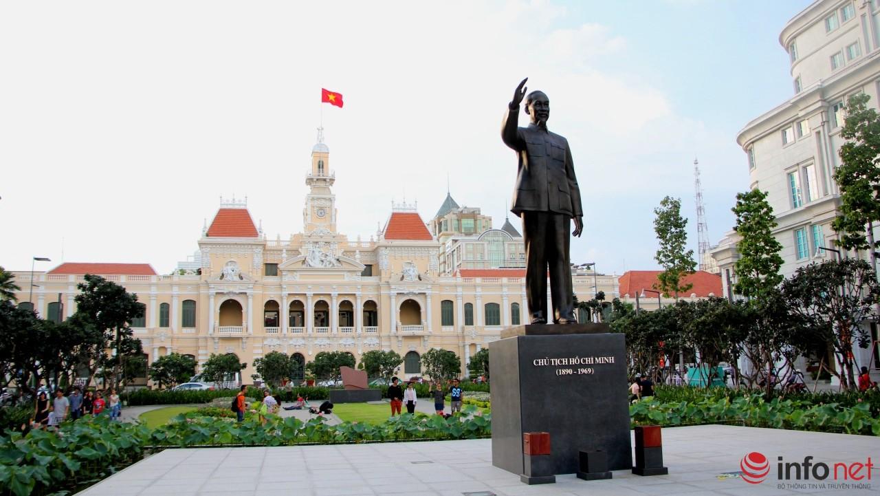 Tượng đài Hồ Chủ tịch cảnh đẹp ở TP Hồ Chí Minh