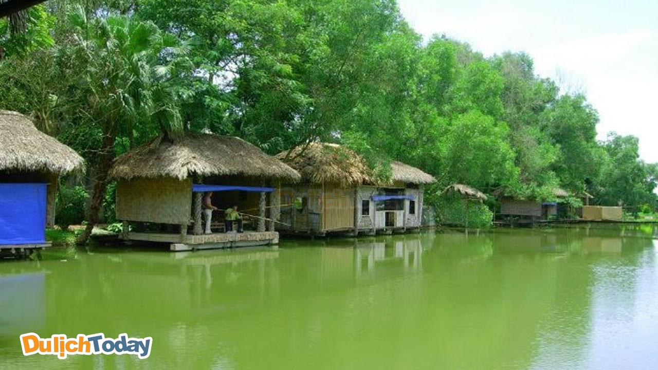 Khu du lịch sinh thái Cọ Xanh có khuôn viên hồ câu rộng với 40 chòi lớn nhỏ.