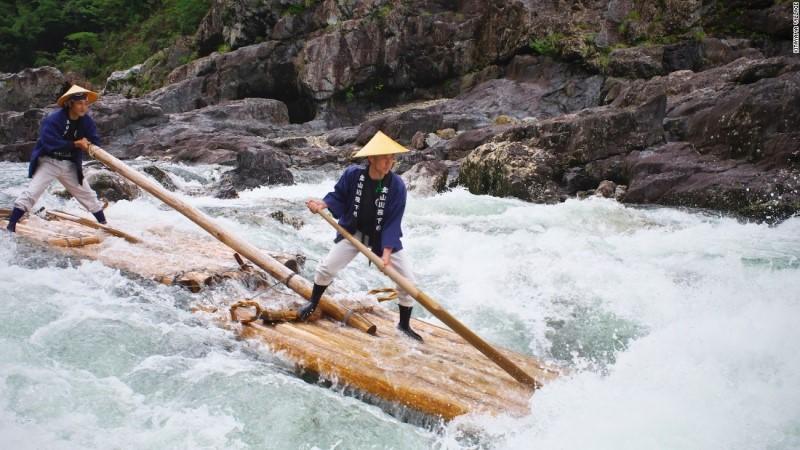 Cưỡi bè gỗ truyền thống xuôi dòng sông Kitayama