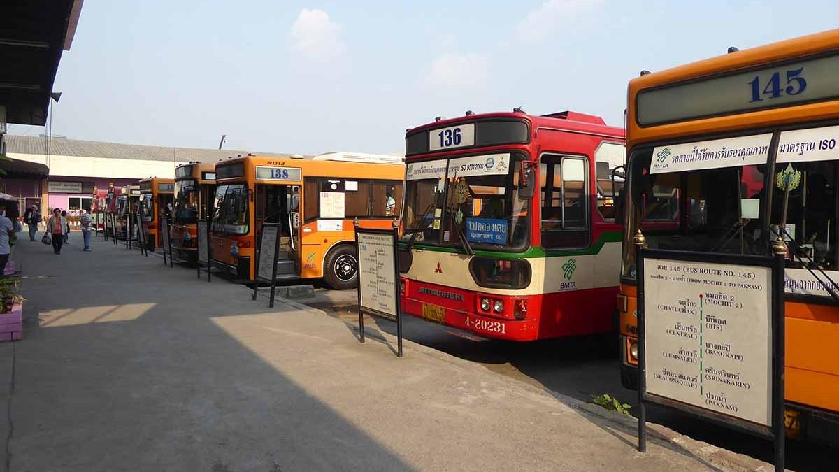 Xe bus khởi hành từ sân bay Don Muang