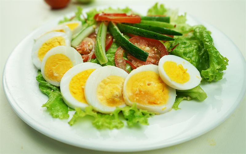 Và thực đơn giảm cân với trứng gà không thể thiếu món salad trứng luộc trộn cùng rau củ