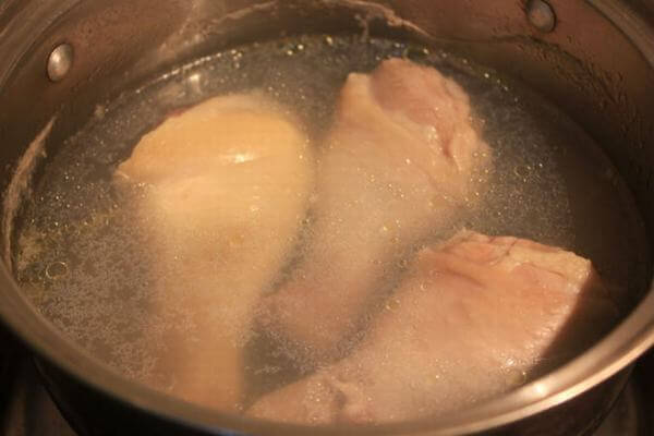 Cho đùi gà vào hầm khoảng 10 phút trước khi cho rau củ vào. Ảnh: Internet