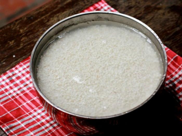 Gạo nếp và gạo tẻ vo sạch, ngâm nước 30 phút để gạo nở mềm.