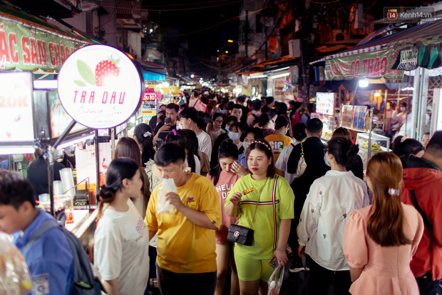 Gọi chợ Hồ Thị Kỷ là vũ trụ ăn uống giữa Sài Gòn vì muốn tìm món nào cũng có, ăn no ngập mặt mà tốn chưa tới 100k - Ảnh 1.