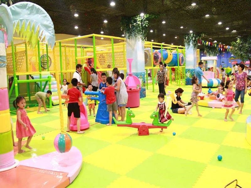 Không gian vui chơi rộng rãi các phụ huynh có thể cùng tham gia các trò chơi với con em mình