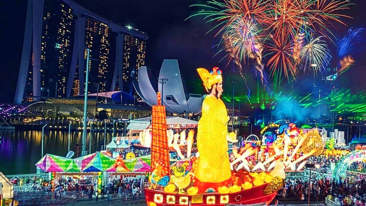 Tham gia các lễ hội truyền thống là hoạt động không thể bỏ qua nếu có dịp du lịch Singapore Tết 2019