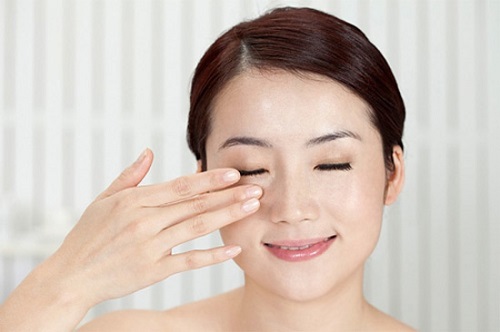 Xoa mắt nhẹ nhàng để khắc phục tình trạng mắt bị giật liên tục