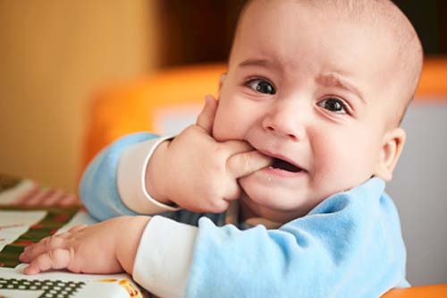 Cách phân biệt trẻ bị sốt khi mọc răng với sốt bệnh lý