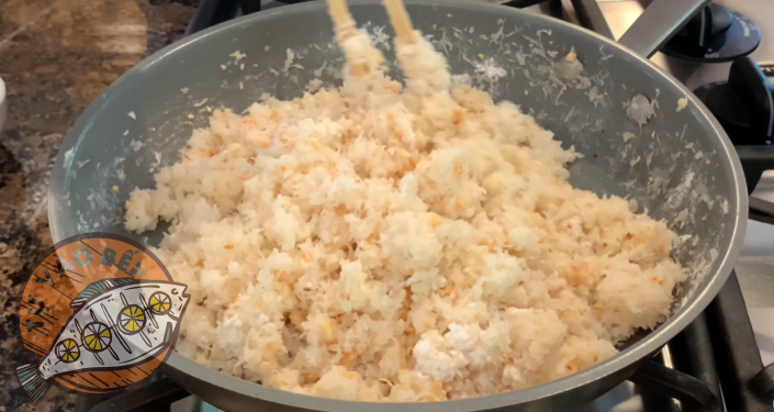 Sau khi thêm đậu phộng, mè và bột nếp rang, để hỗn hợp nguội rồi bắt cục