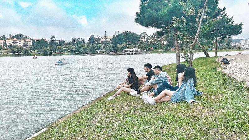 Chụp hình nhóm trên bãi cỏ bờ hồ Xuân Hương Đà Lạt. Nguồn: ©longhach_97