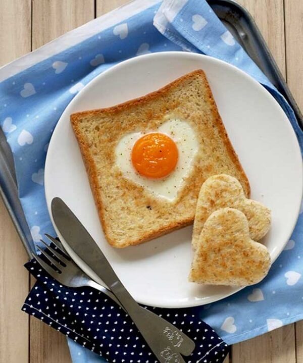 Bánh ăn sáng với bánh mì Sandwich trứng hình trái tim