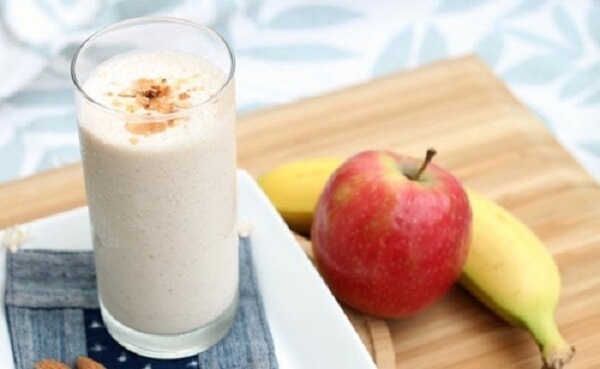 1 quả chuối chín, 1/2 quả táo, 2 hộp sữa chua không đường sẽ giúp bạn có được món đồ uống giảm mỡ bụng thần kỳ.
