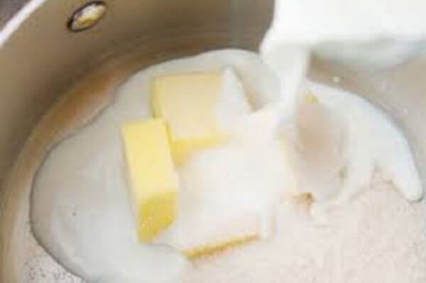 Cho sữa tươi, đường, muối và bơ vào nồi đun với mức lửa nhỏ