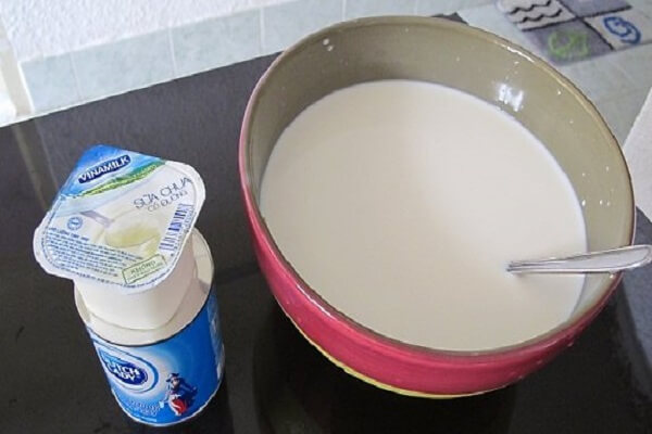 Cho sữa đặc ra một cái bát lớn