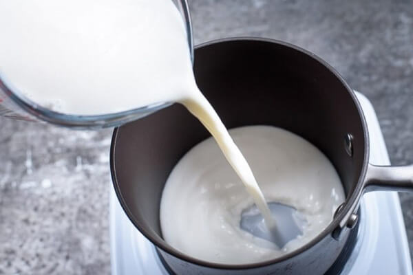 Cho sữa chua, sữa đặc, nước cốt chanh và đá vào xay nhuyễn