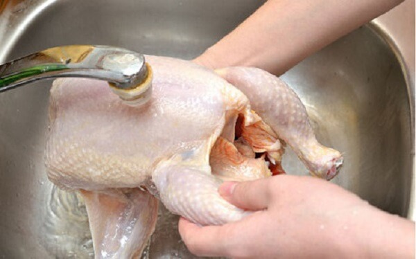 Gà mua về rửa sạch, các bạn hãy dùng muối chà xát lên bề mặt da gà