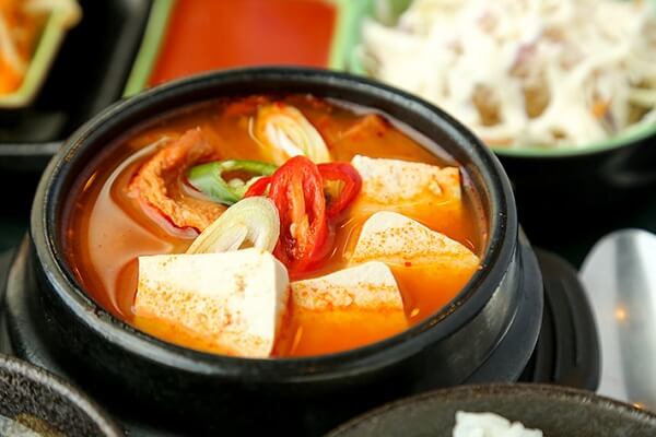 Cách nấu canh kim chi thịt heo hải sản, canh kim chi đậu hũ rong biển kiểu Hàn Quốc cực ngon cực dễ