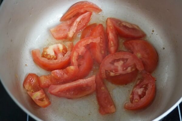 Phi hành thơm thì cho cà chua vào xào.