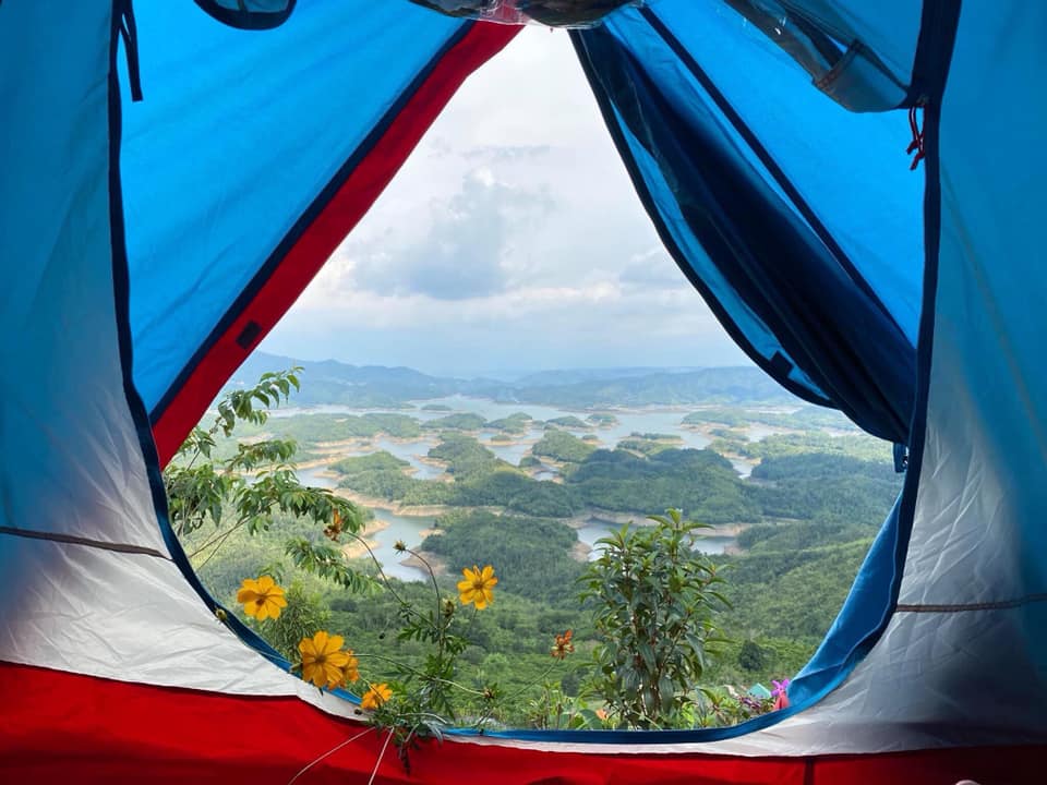 Cắm trại hồ Tà Đùng - Sớm mai thức giấc giữa núi rừng bao la - Nguồn ảnh: Khu du lịch Tà Đùng