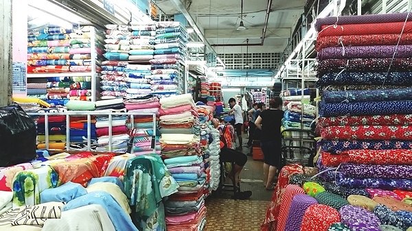 Chợ Tân Đinh chủ yếu bán nhiều sản phẩm vải vóc, may mặc