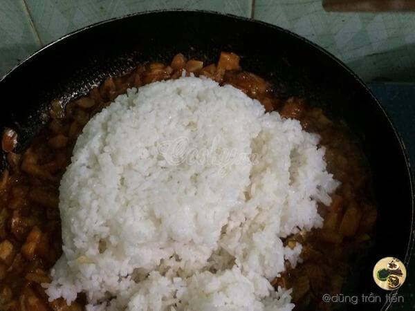 Cho cơm trắng trộn đều khoảng 3-5 phút nhé.