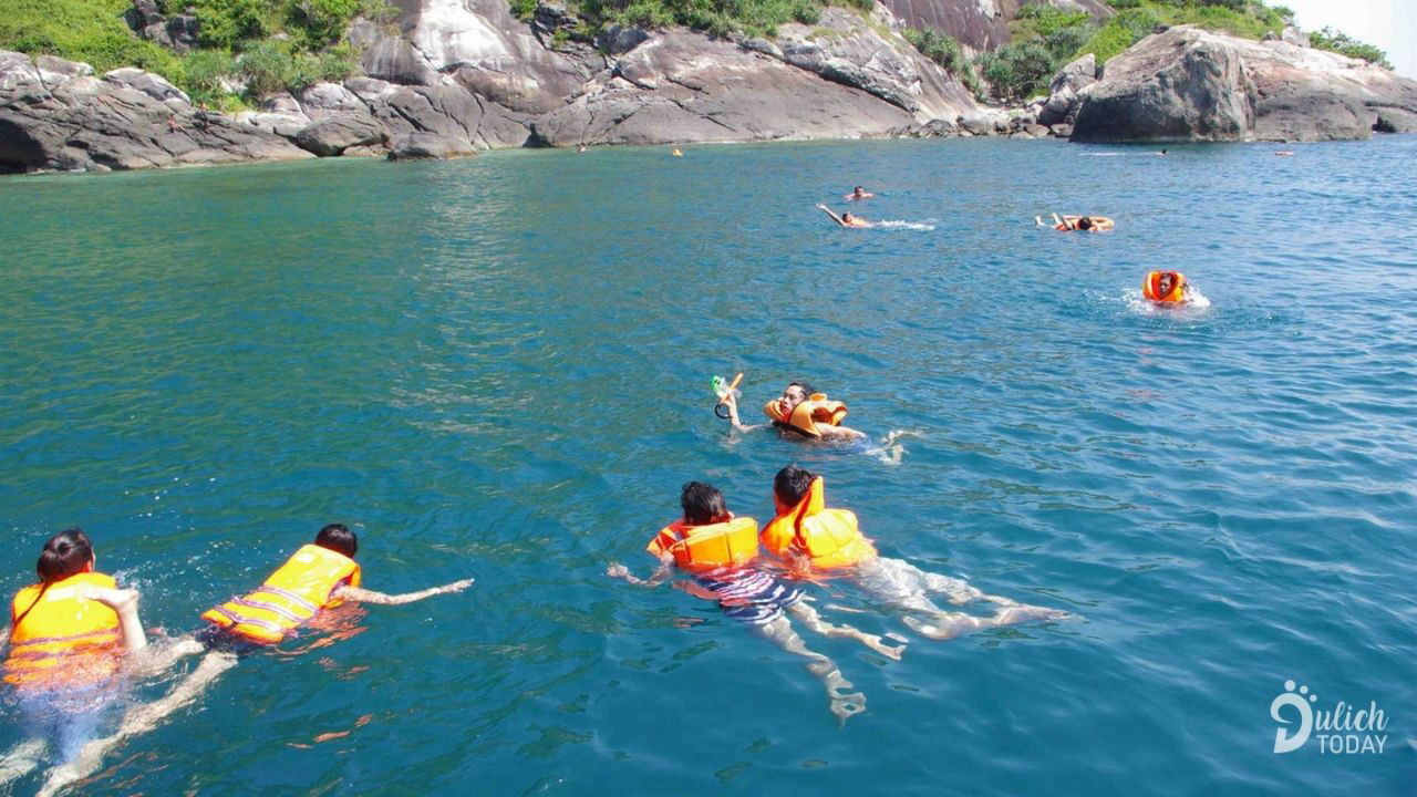 Du khách trải nghiệm lặn ngắm san hô tại Cù Lao Chàm