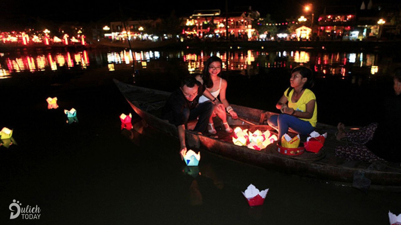 Du khách thả đèn hoa đăng trên sông Hoài ở Hội An