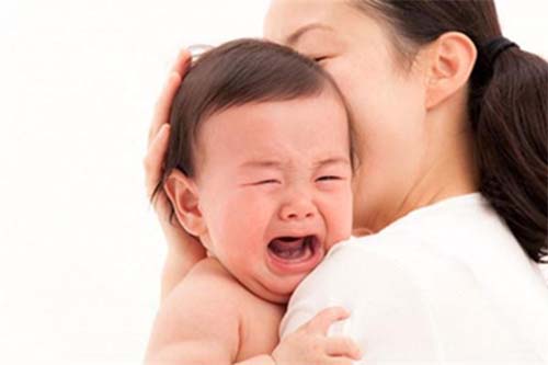 Dấu hiệu nhận biết trẻ bị sốt khi mọc răng