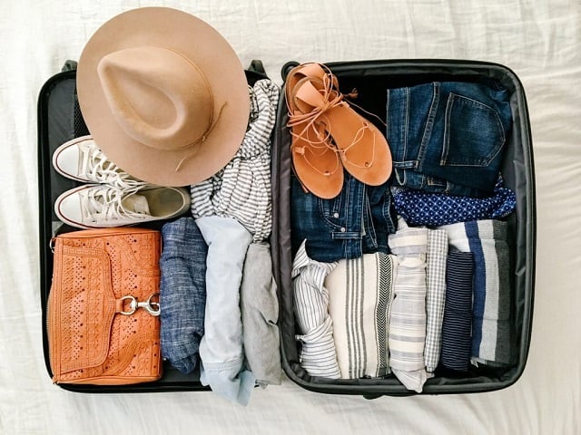 Lên danh sách những đồ dùng cần mang sau đó xếp gọn vào vali du lịch của bạn để hạn chế tình trạng quên đồ