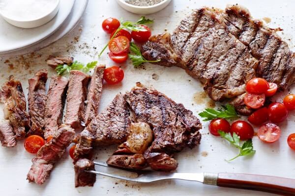 Thịt gà, thịt bò… là nguồn cung cấp protein dồi dào để bạn có thể thêm vào trong thực đơn giảm mỡ bụng của mình