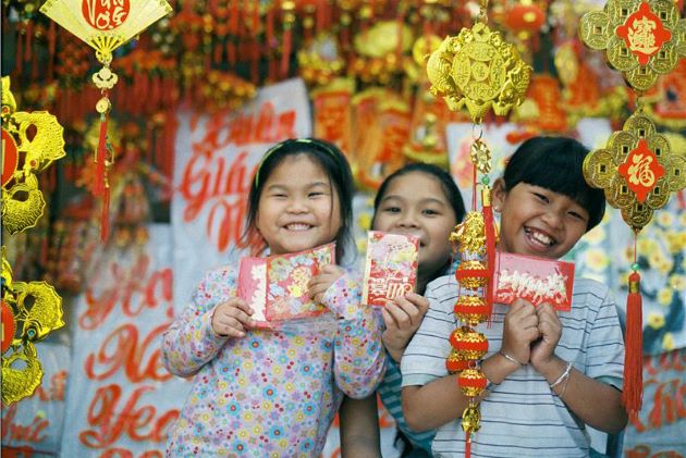 happy children for receiving lucky money on tet holiday