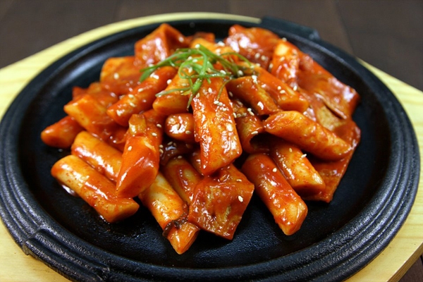 Trải nghiệm ẩm thực xứ kim chi với bánh gạo cay Hàn Quốc