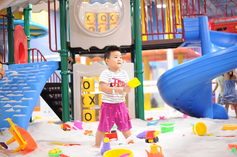 Một em nhỏ đang say sưa tham gia vui chơi tại khu vui chơi liên hoàn Kolarado