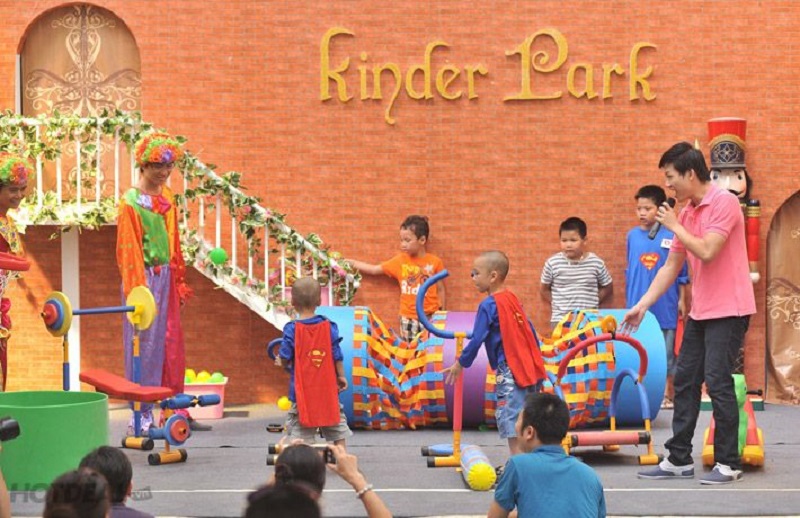 Các bé nhỏ tham gia hoạt động vui chơi tại Kinder Park