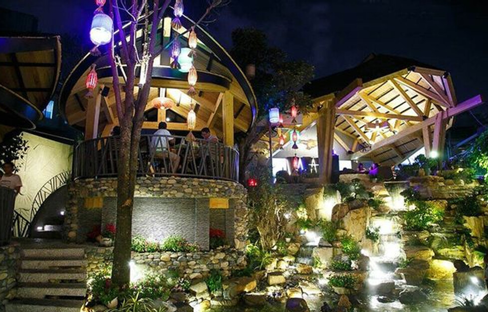 Miền thảo mộc là quán cà phê sân vườn được thiết kế lãng mạn, rất đẹp vào ban đêm