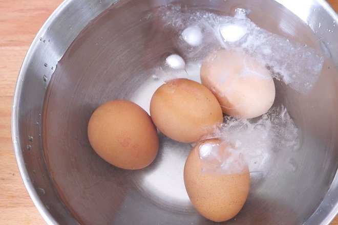 ngâm trứng hồng đào vừa luộc trong thau nước đá