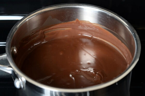 Cho socola cùng với vanilla vào quấy nhanh tay