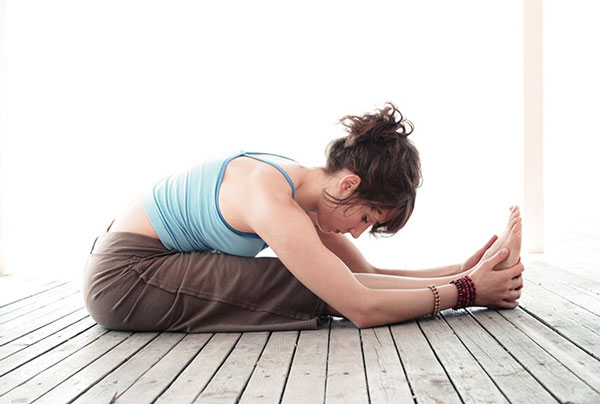 Tập Yoga tại nhà với tư thế ngồi gập người