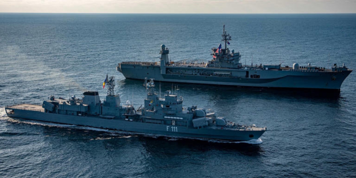 Soái hạm USS Mount Whitney của Hải quân Mỹ và khinh hạm Marasesti của Romania ở Biển Đen ngày 12/11/ Ảnh: Hải quân Mỹ