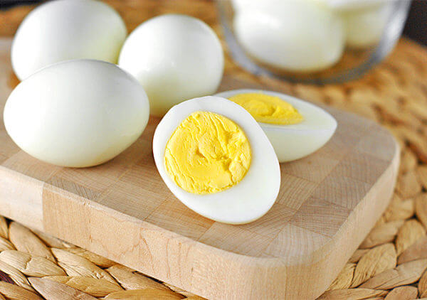 Trứng cút luộc xong bóc sạch vỏ