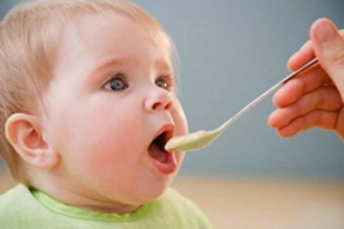 Khi trẻ bị sốt mọc răng, nên cho trẻ ăn cháo, canh, súp