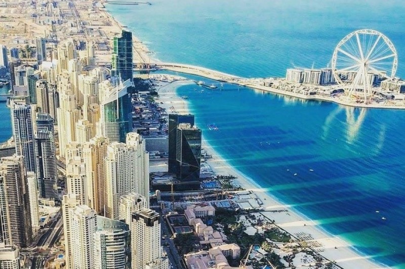 toàn cảnh thành phố Dubai bên bờ biển